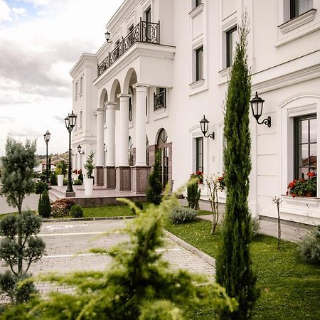 Hotel Beli Dvor Чачак Экстерьер фото