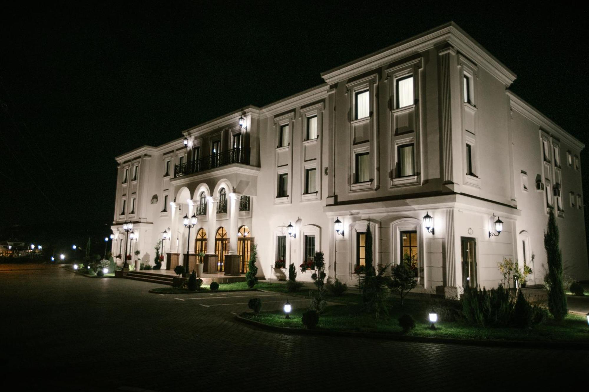Hotel Beli Dvor Чачак Экстерьер фото