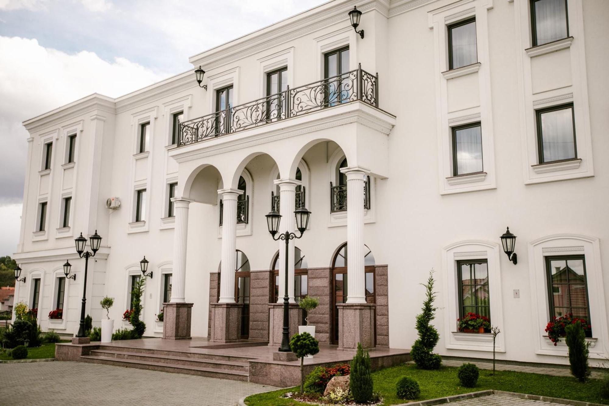Hotel Beli Dvor Чачак Экстерьер фото