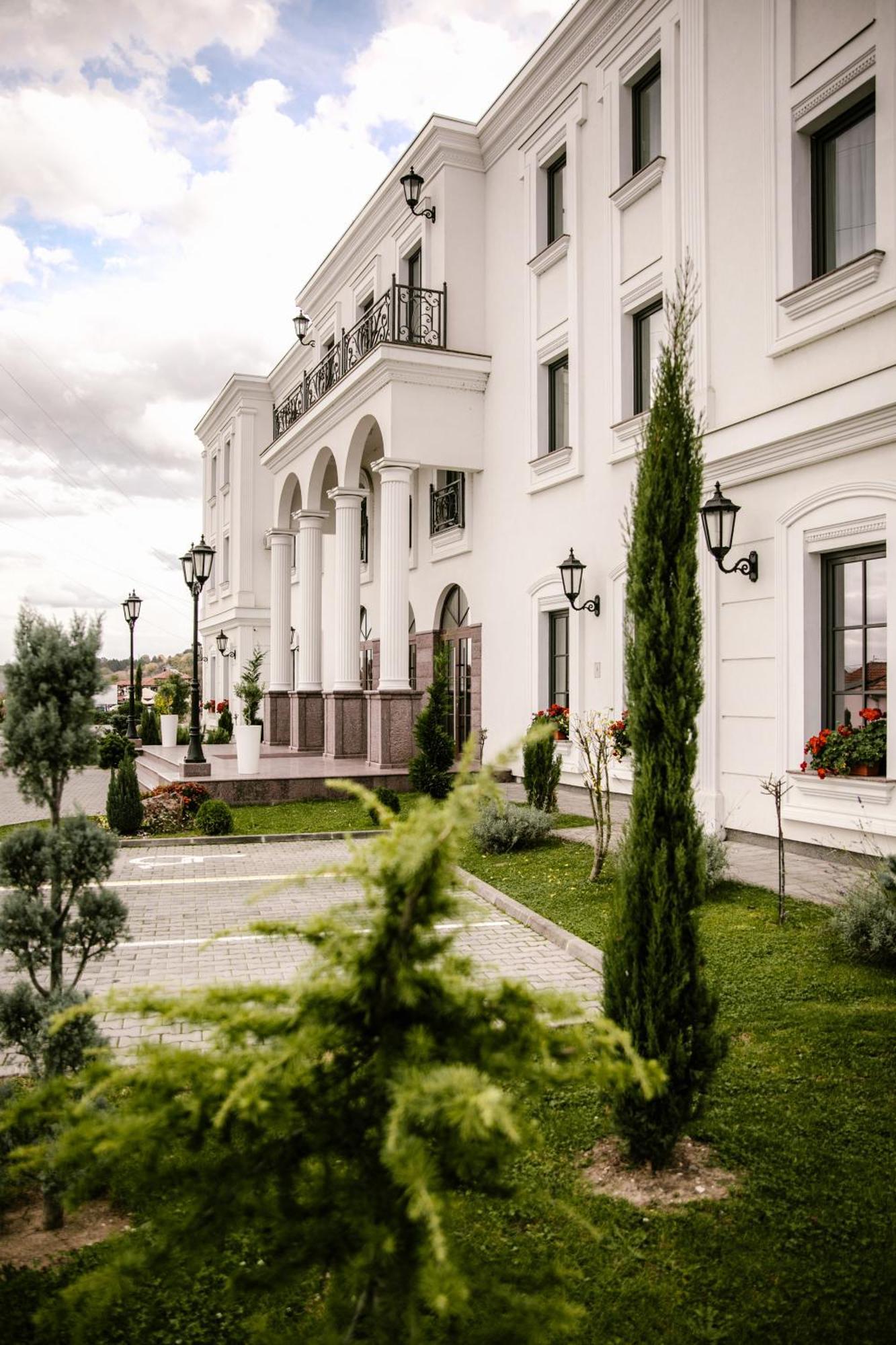 Hotel Beli Dvor Чачак Экстерьер фото