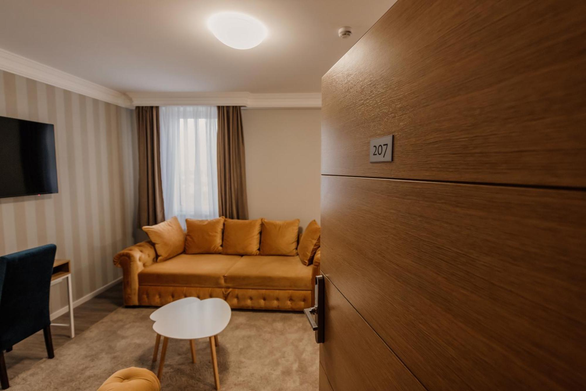 Hotel Beli Dvor Чачак Экстерьер фото
