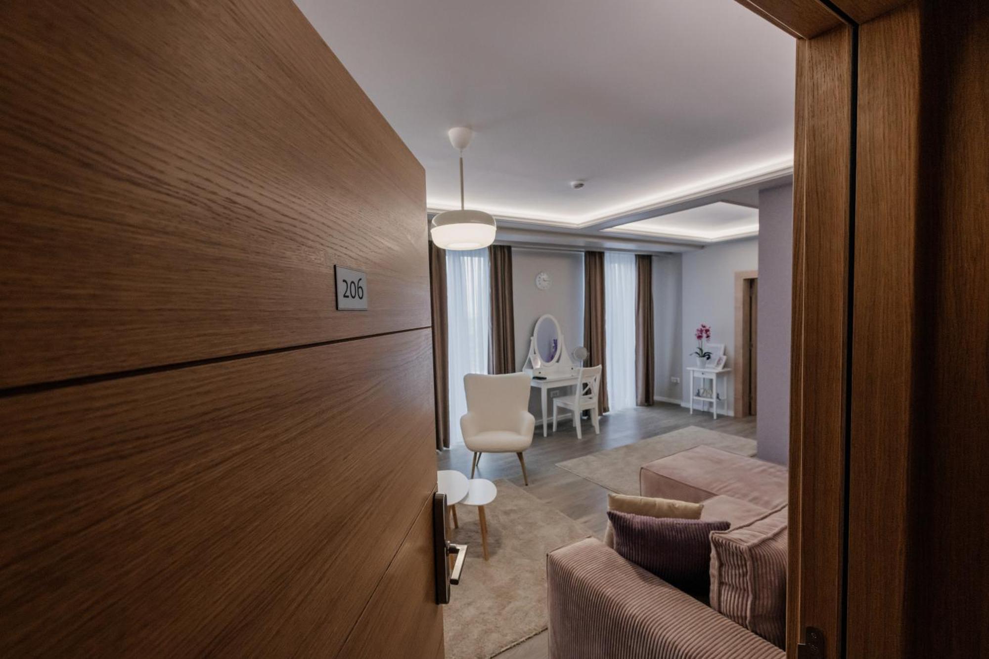 Hotel Beli Dvor Чачак Экстерьер фото