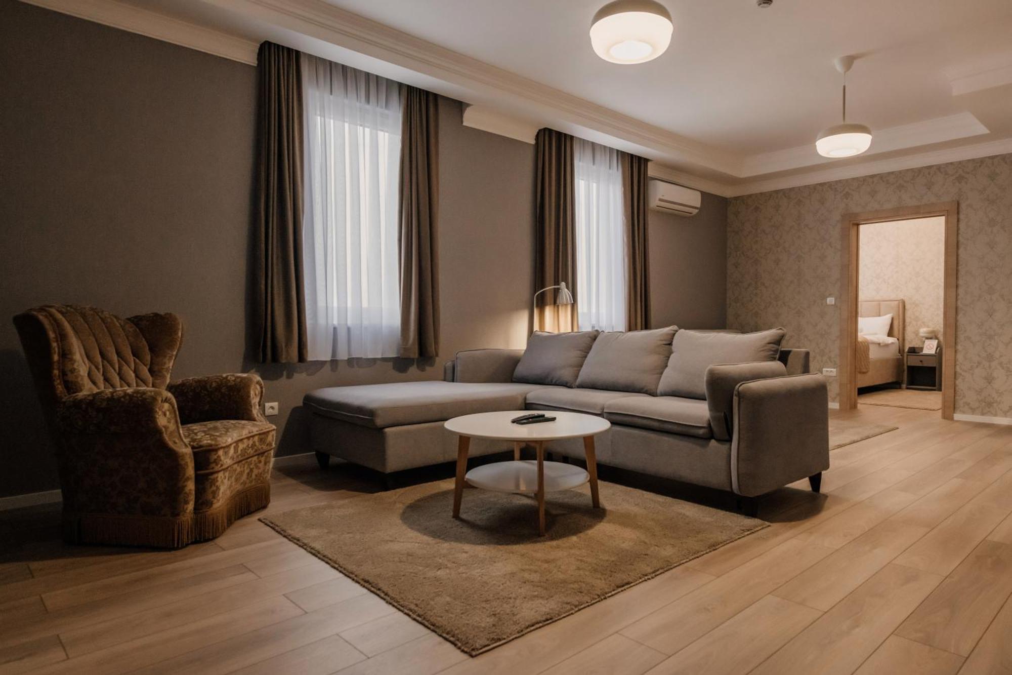Hotel Beli Dvor Чачак Экстерьер фото