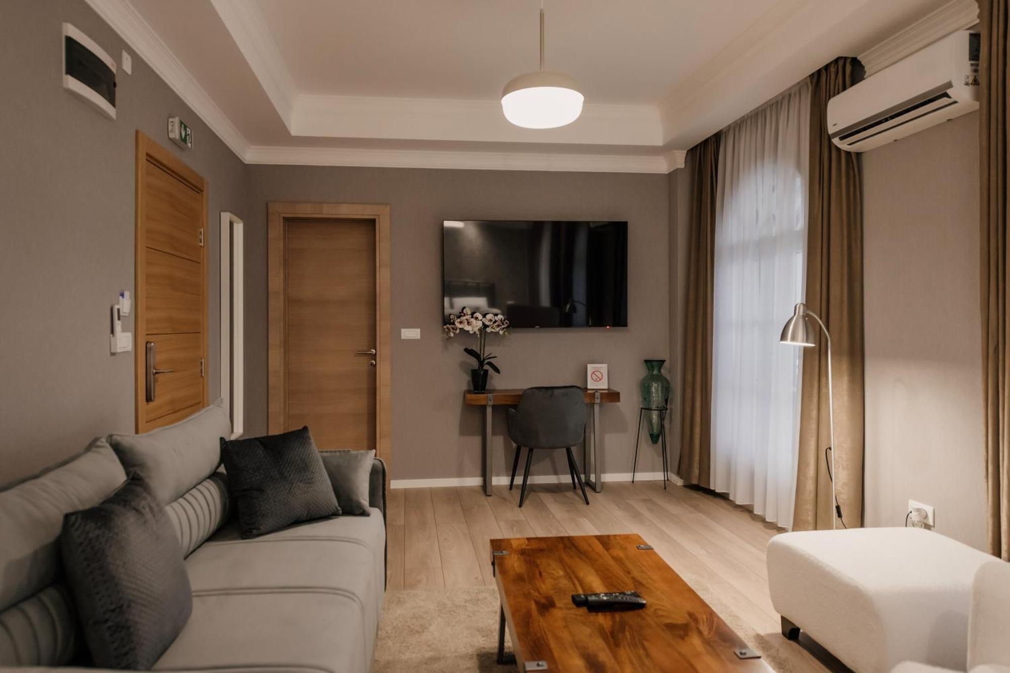 Hotel Beli Dvor Чачак Экстерьер фото