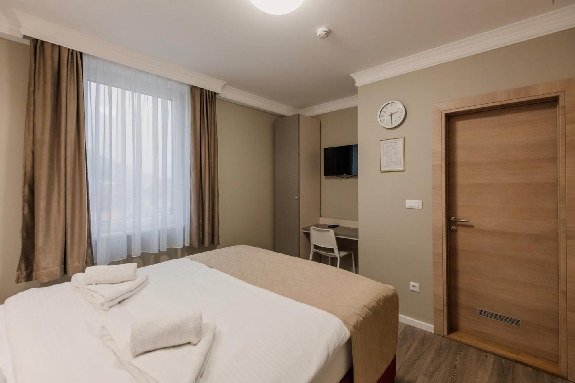 Hotel Beli Dvor Чачак Экстерьер фото